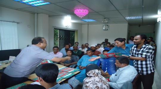 পবিত্র ঈদুল ফিতর উপলক্ষ্যে লালমোহন পৌরসভার মেয়র কর্মচারীদের কে পাঞ্জাবী বিতরন করছেন। 